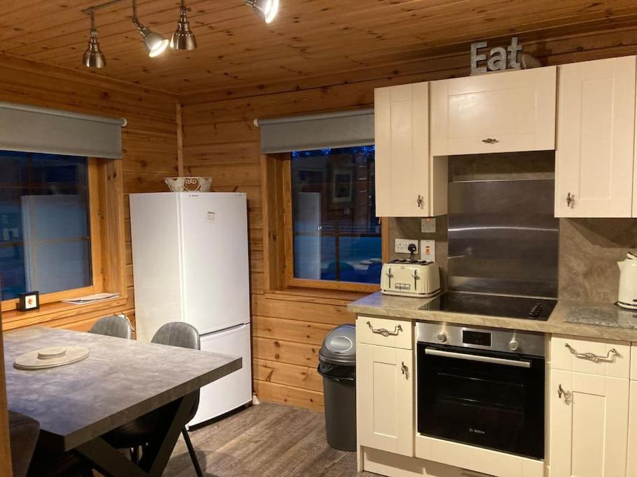 Red Squirrel Log Cabin With Hot Tub Keith Extérieur photo