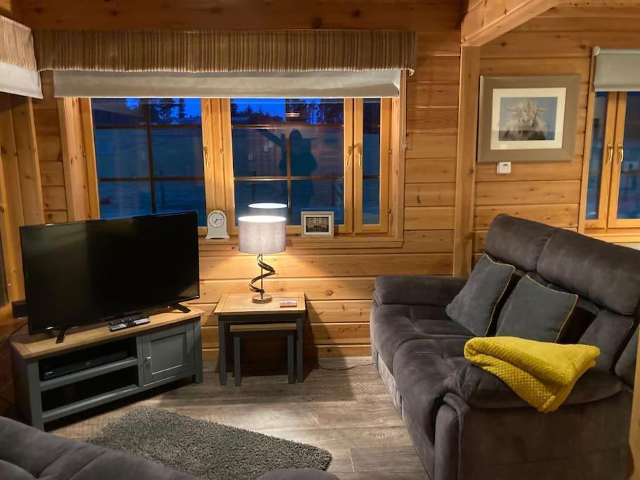 Red Squirrel Log Cabin With Hot Tub Keith Extérieur photo