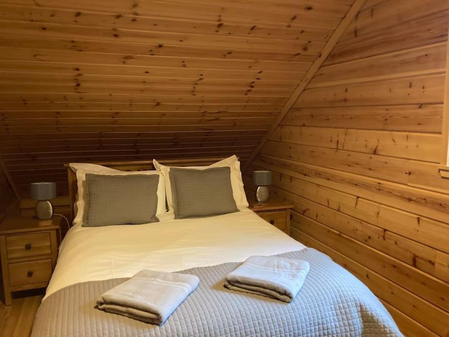 Red Squirrel Log Cabin With Hot Tub Keith Extérieur photo