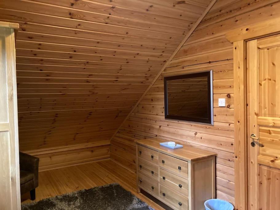 Red Squirrel Log Cabin With Hot Tub Keith Extérieur photo