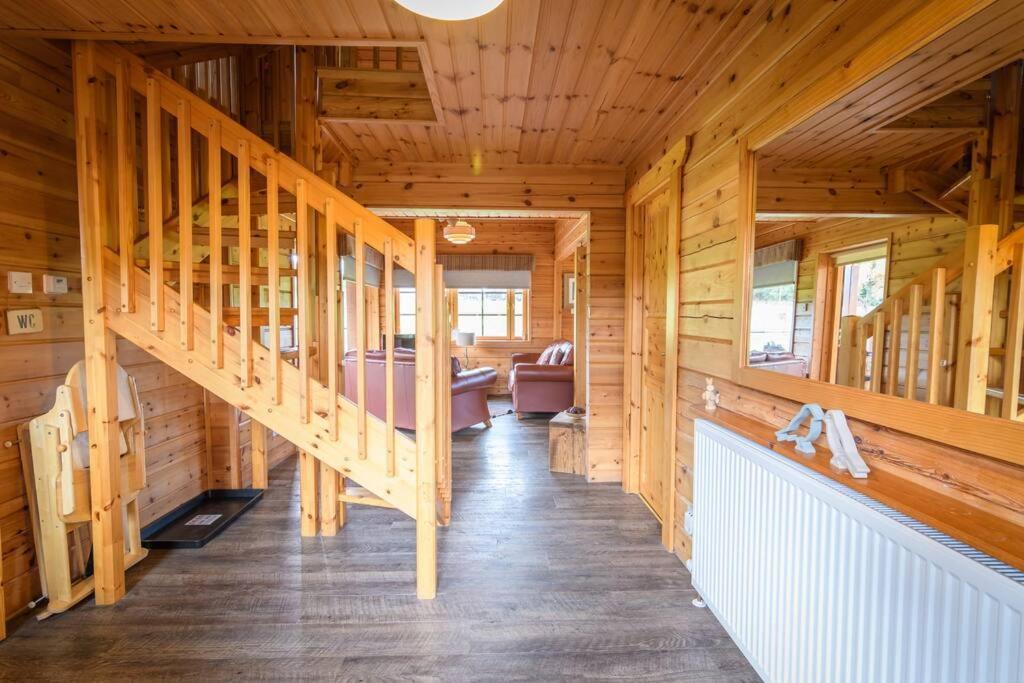 Red Squirrel Log Cabin With Hot Tub Keith Extérieur photo