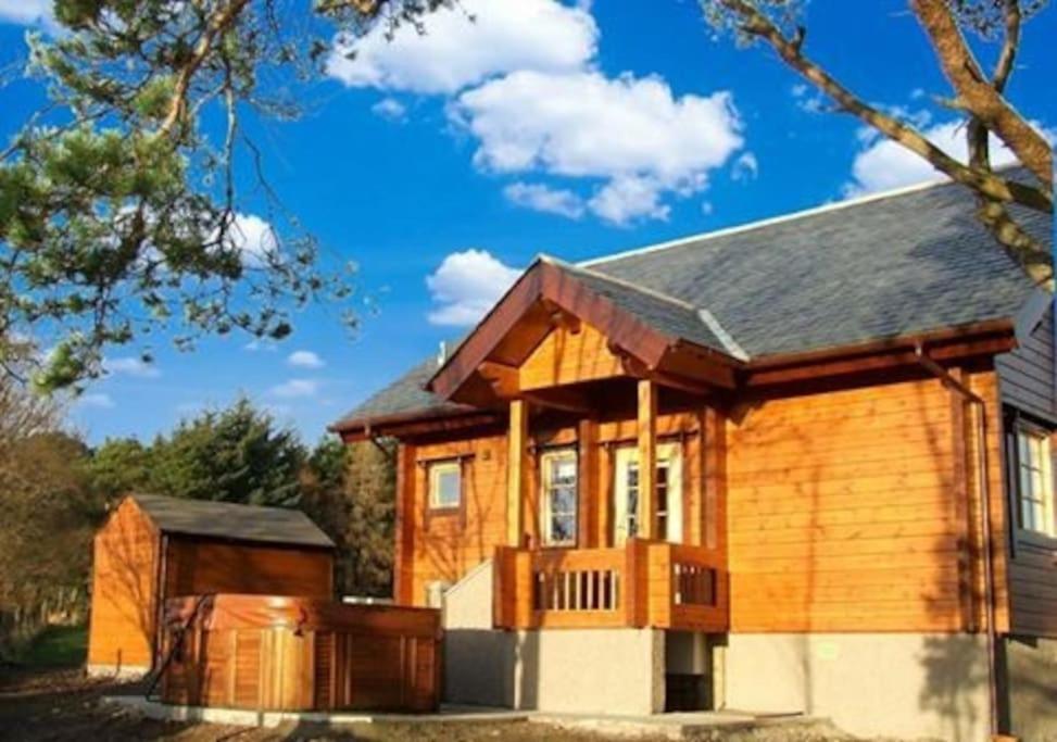 Red Squirrel Log Cabin With Hot Tub Keith Extérieur photo
