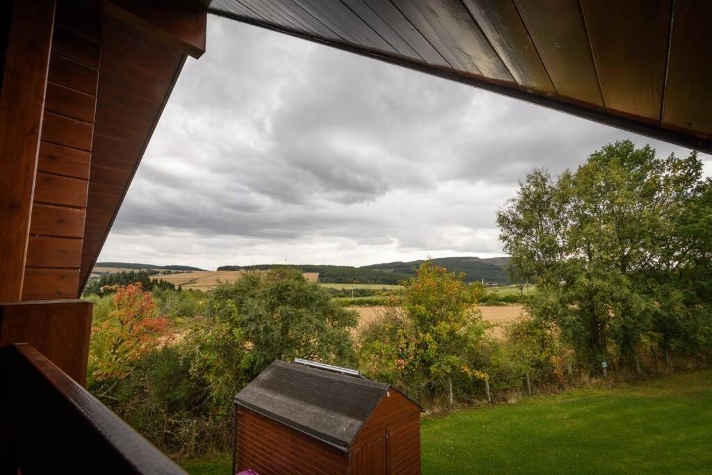 Red Squirrel Log Cabin With Hot Tub Keith Extérieur photo