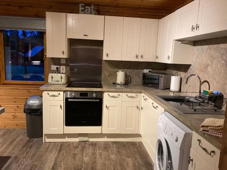 Red Squirrel Log Cabin With Hot Tub Keith Extérieur photo
